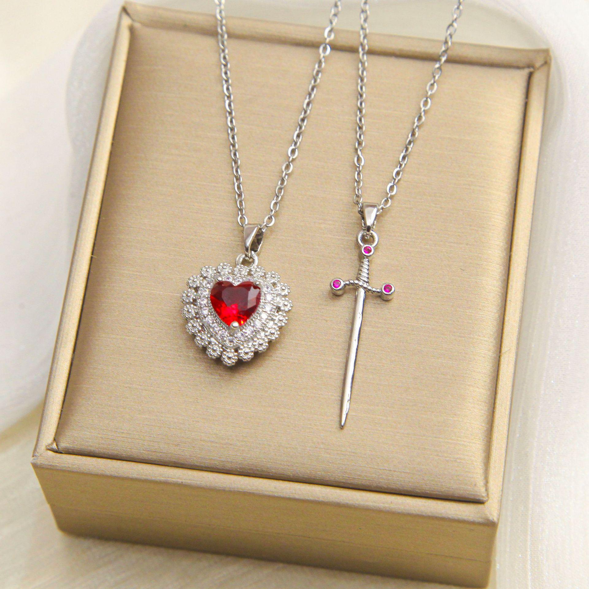 Элегантное ожерелье-меч с рубиновым сердцем для пар - Высококачественные украшения из титановой стали для мужчин и женщин
Элегантное ожерелье-меч с рубиновым сердцем для пар - Высококачественные украшения из титановой стали для мужчин и женщин