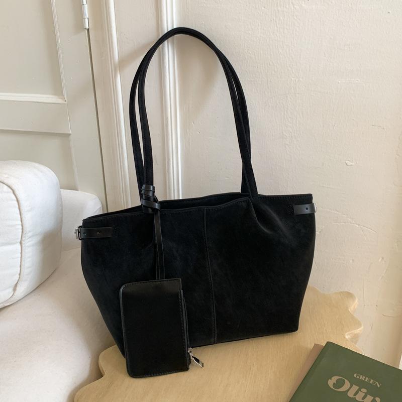 Ретро сумка большой вместимости женская 2025 новая зимняя корейская версия повседневная универсальная сумка через плечо простая сумка-тоут для поездок на работу чёрный
Ретро сумка большой вместимости женская 2025 новая зимняя корейская версия повседневная универсальная сумка через плечо простая сумка-тоут для поездок на работу чёрный