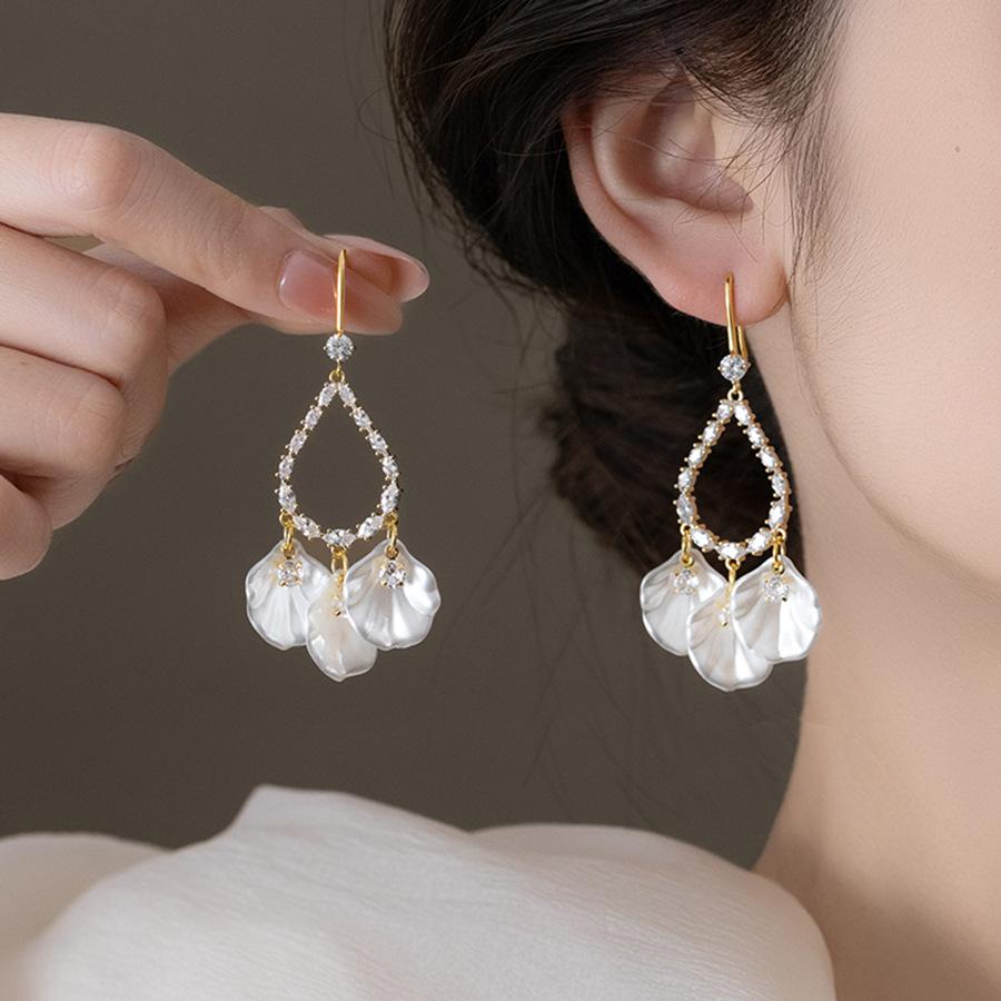 Water drop acrylic fringed earrings French retro temperament ear hook light luxury versatile high-end earrings
Water drop acrylic fringed earrings French retro temperament ear hook light luxury versatile high-end earrings