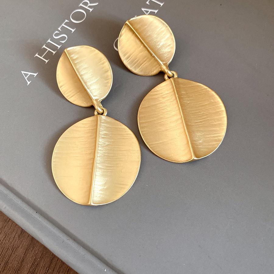 Silver needle brushed round pendant earrings light luxury high-end stud earrings women s European and American retro exaggerated temperament earrings
Silver needle brushed round pendant earrings light luxury high-end stud earrings women s European and American retro exaggerated temperament earrings