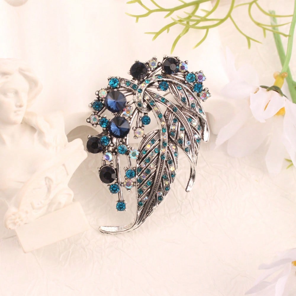 1pc Women s Brooch - Rhinestone Feather Exquisite Style, Retro Elegant with Unique Charm, Fits Scarves, Ideal for Wedding Parse
1pc Women s Brooch - Rhinestone Feather Exquisite Style, Retro Elegant with Unique Charm, Fits Scarves, Ideal for Wedding Parse
