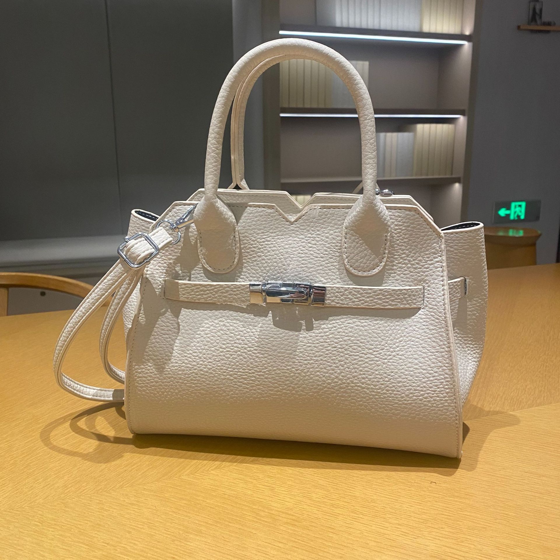 Retro commuter versatile portable platinum bag women s 2 winter new fashion temperament casual shoulder messenger bag bag bag 30*12*21
Retro commuter versatile portable platinum bag women s 2 winter new fashion temperament casual shoulder messenger bag bag bag 30*12*21