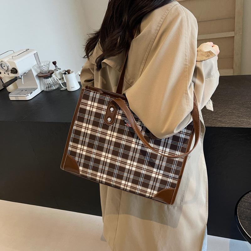 College style tote bag 2025 autumn new contrasting colors striped large-capacity tote bag fashionable and simple women s bag 35*13*26
College style tote bag 2025 autumn new contrasting colors striped large-capacity tote bag fashionable and simple women s bag 35*13*26