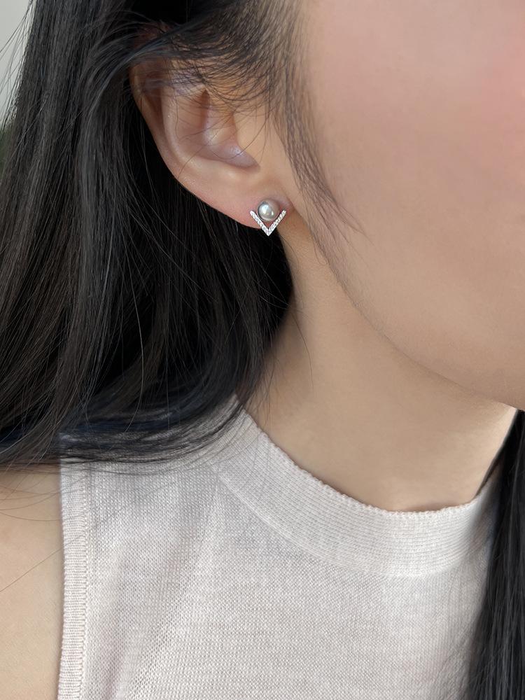 Light luxury small sterling silver V-shaped diamond-encrusted Shijia pearl stud earrings new high-end earrings women
Light luxury small sterling silver V-shaped diamond-encrusted Shijia pearl stud earrings new high-end earrings women
