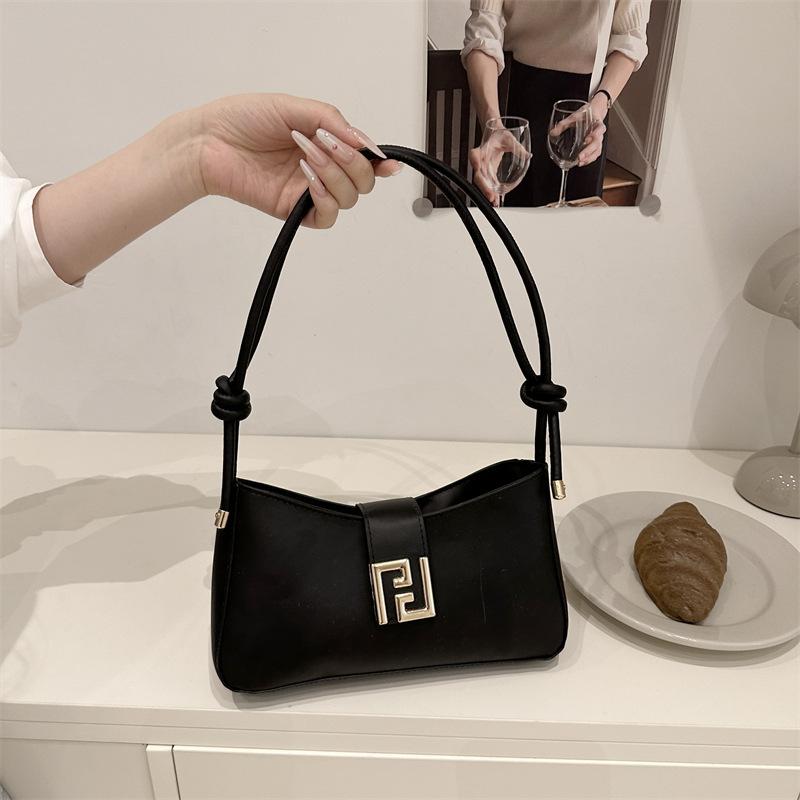 Popular personality fashion Korean version armpit bag women s trend commuting shopping versatile high-end texture foreign style messenger bag чорний
Popular personality fashion Korean version armpit bag women s trend commuting shopping versatile high-end texture foreign style messenger bag чорний