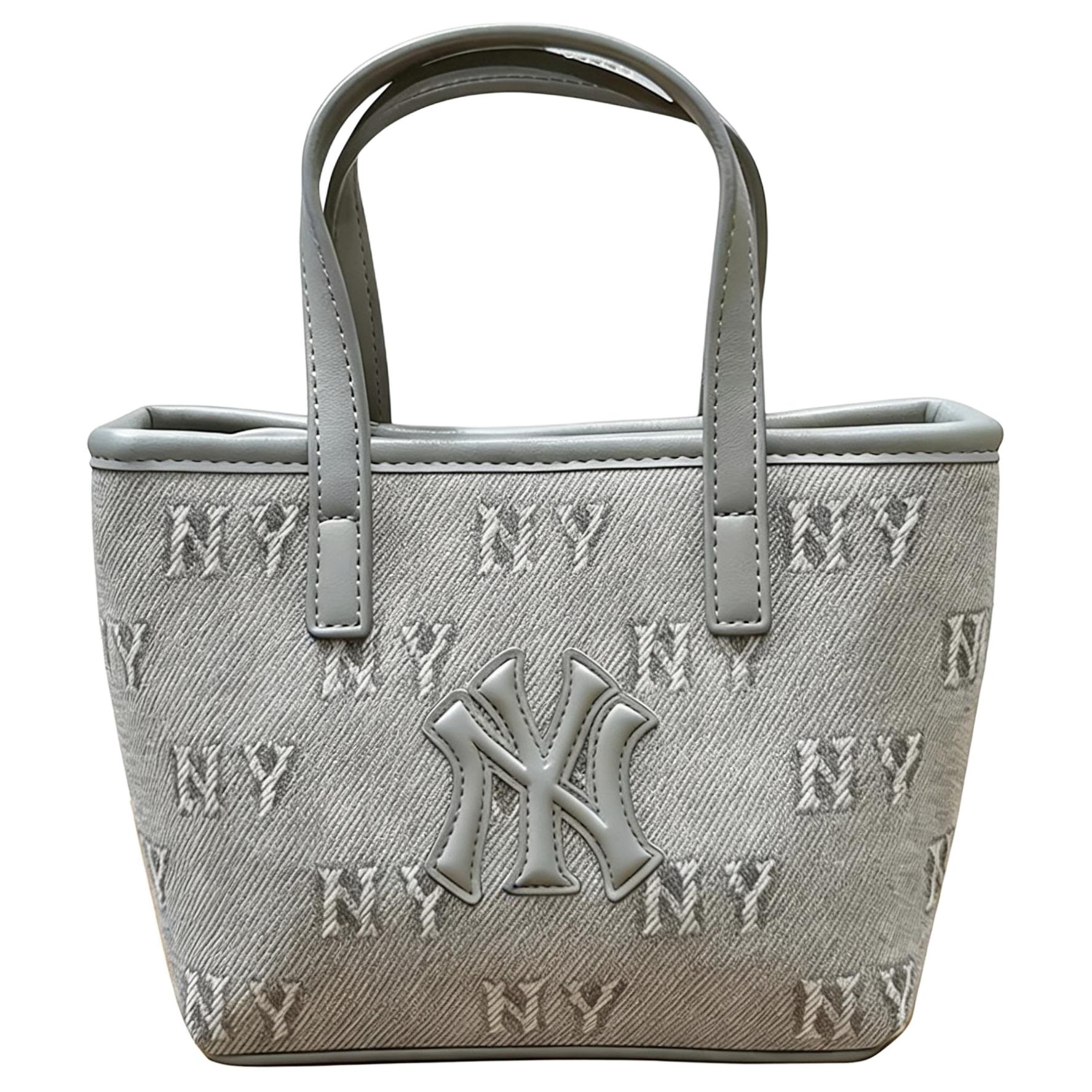 MLB New York Yankees Classic Letter Embossed Adjustable Detachable Cotton Polyester Blend Sling Tote Mini Women bags Gray 3ACRDM16N-50CGL Basic Set (Bag)
MLB New York Yankees Classic Letter Embossed Adjustable Detachable Cotton Polyester Blend Sling Tote Mini Women bags Gray 3ACRDM16N-50CGL Basic Set (Bag)