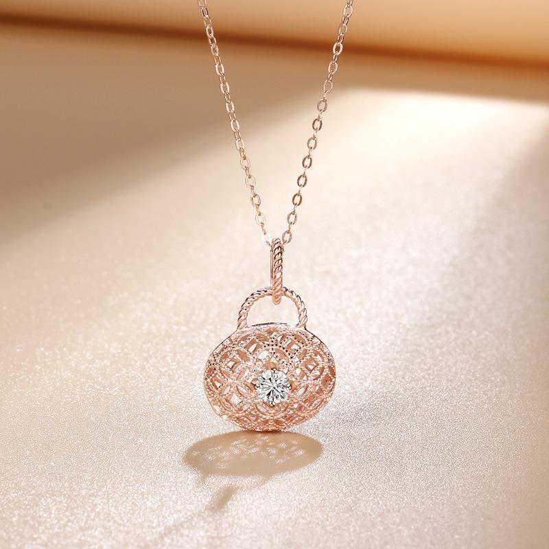 Японская и корейская модная сумка-ожерелье, женская простая нишевая темпераментная слегка инкрустированная бриллиантами сумочка-подвеска, цепочка на ключицу
Японская и корейская модная сумка-ожерелье, женская простая нишевая темпераментная слегка инкрустированная бриллиантами сумочка-подвеска, цепочка на ключицу