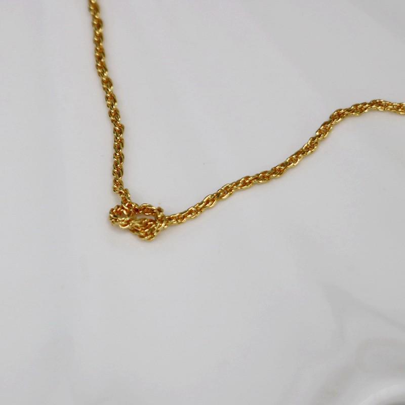 Крученое ожерелье из латуни с золотым покрытием: Универсальный, Блестящий, Многослойный Дизайн с Ощущением Высокого Качества, Готовый к Завязыванию для Неподвластного Времени Стиля.
Крученое ожерелье из латуни с золотым покрытием: Универсальный, Блестящий, Многослойный Дизайн с Ощущением Высокого Качества, Готовый к Завязыванию для Неподвластного Времени Стиля.