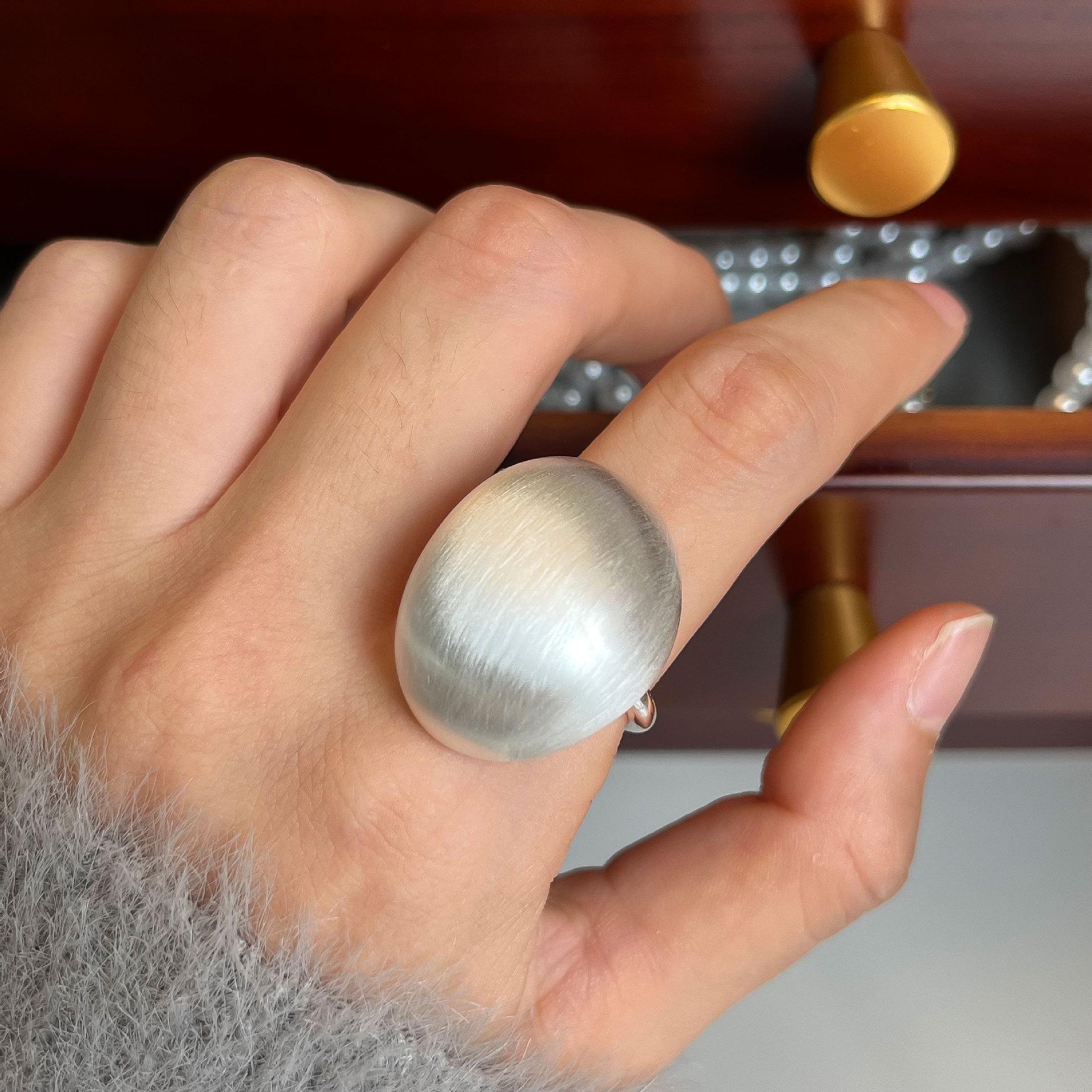 Мінімалістичні ретро-сережки з геометричним квадратом
Мінімалістичні ретро-сережки з геометричним квадратом