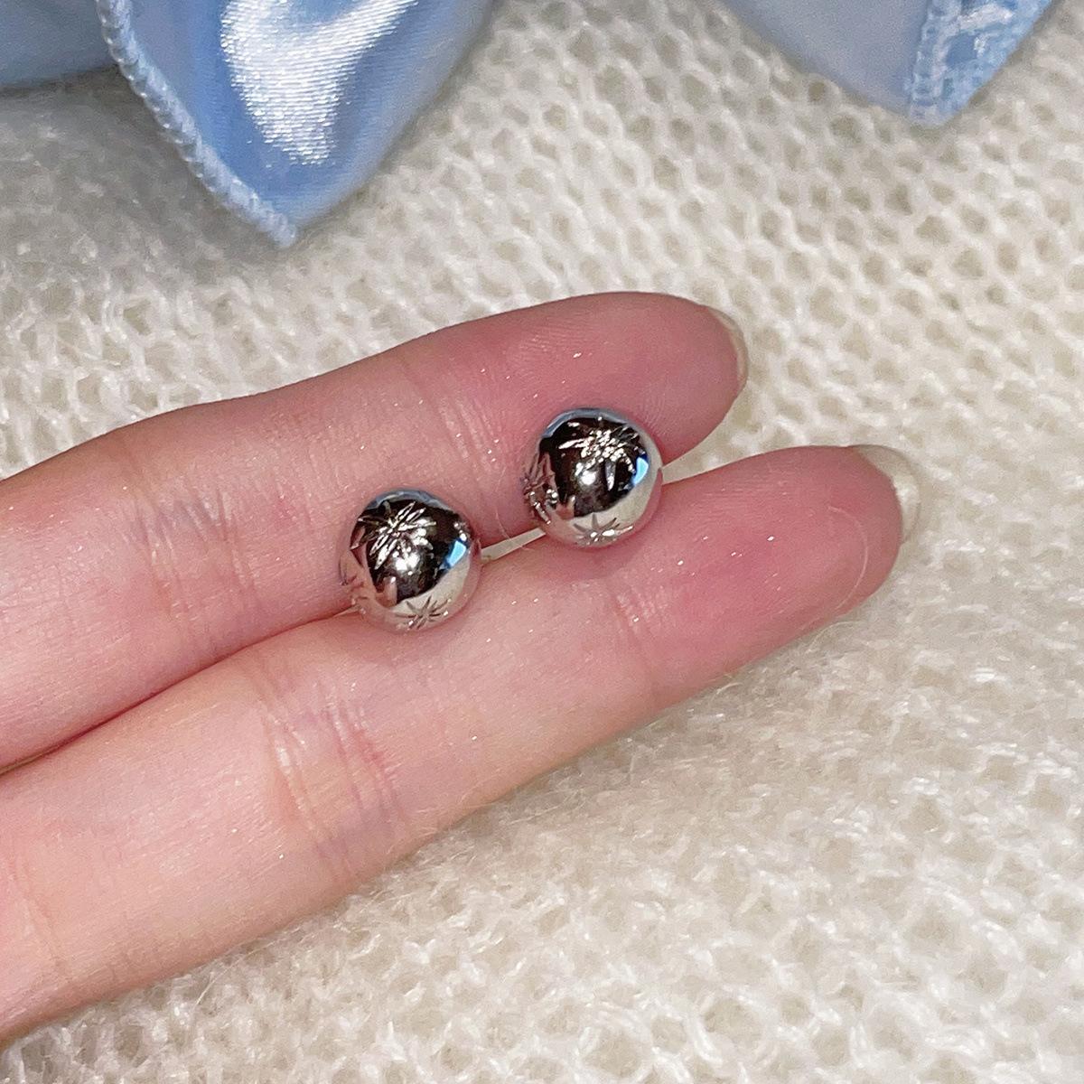 Нишевый уникальный крутой Sa wind восьмигранный циркониевый шарик серьги-гвоздики женские индивидуальные продвинутые серебряные игольчатые модные зимние серьги A pair of 925 silver needle
Нишевый уникальный крутой Sa wind восьмигранный циркониевый шарик серьги-гвоздики женские индивидуальные продвинутые серебряные игольчатые модные зимние серьги A pair of 925 silver needle