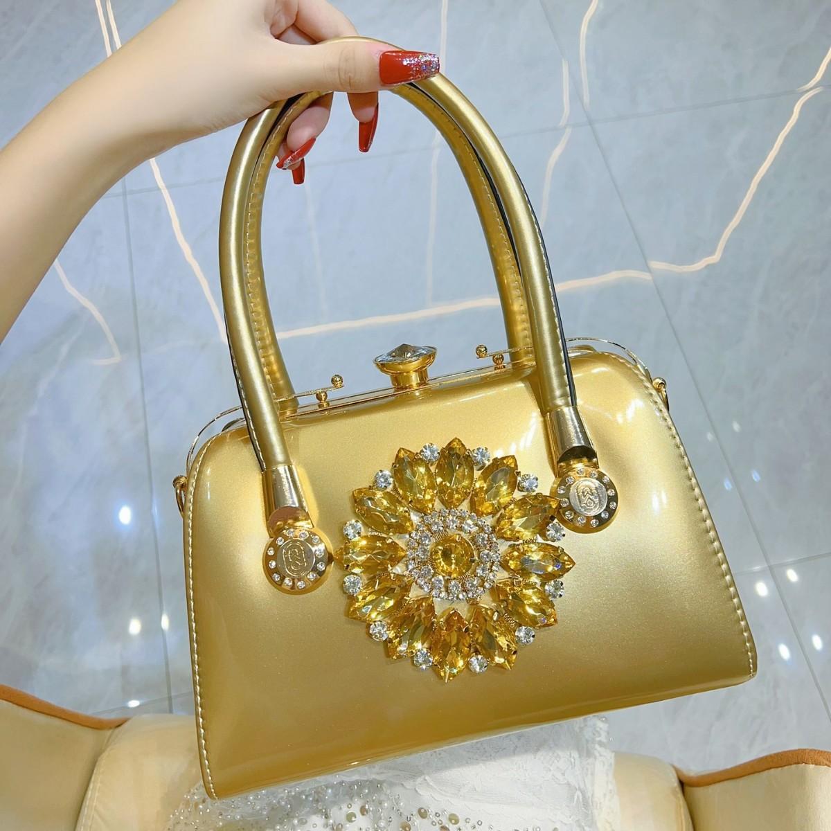 2025 Luxury Women Wedding Flower Diamond Evening Clutch Bag Lady Sunflower Rhinestones Handbags Trendy Designer Shoulder Bag
2025 Luxury Women Wedding Flower Diamond Evening Clutch Bag Lady Sunflower Rhinestones Handbags Trendy Designer Shoulder Bag