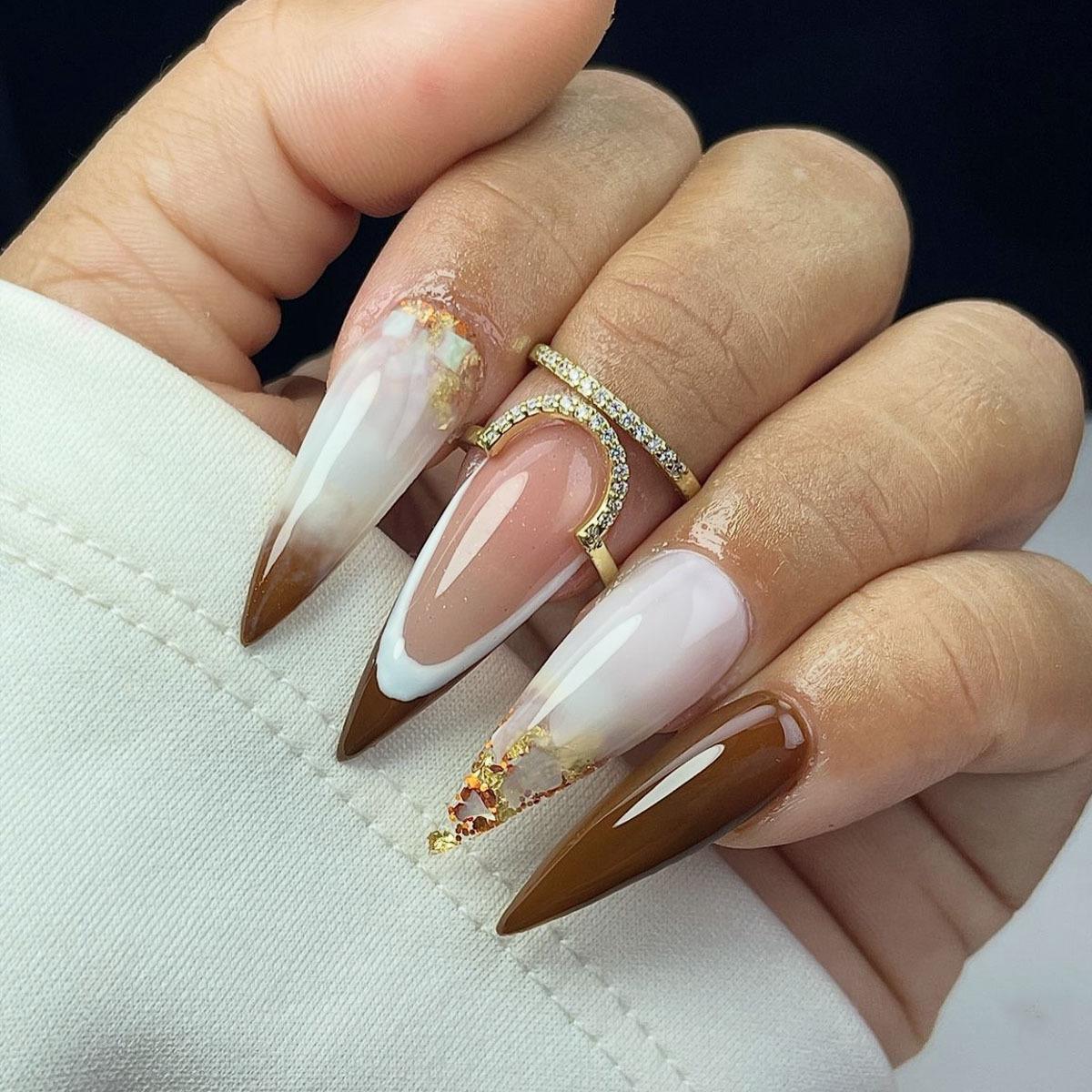 European & American Gold Glitter Stiletto Fake Nails - Minimalist Autumn Brown Press-On Nail Art
European & American Gold Glitter Stiletto Fake Nails - Minimalist Autumn Brown Press-On Nail Art