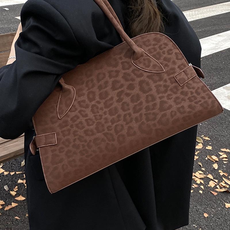 Advanced Retro Commuting Shoulder Bag for Women, New Korean Niche Briefcase, Fashionable Commuting Armpit Bag
Advanced Retro Commuting Shoulder Bag for Women, New Korean Niche Briefcase, Fashionable Commuting Armpit Bag