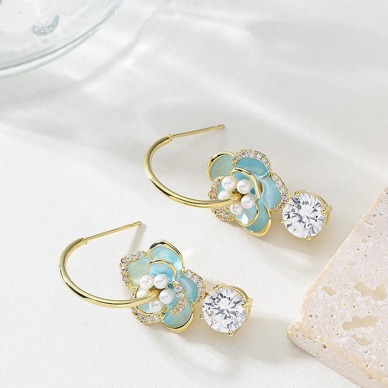 Korean version of gentle temperament fairy wind drip oil inlaid pearl camellia earrings light luxury high sense exquisite noble earrings синий
Korean version of gentle temperament fairy wind drip oil inlaid pearl camellia earrings light luxury high sense exquisite noble earrings синий