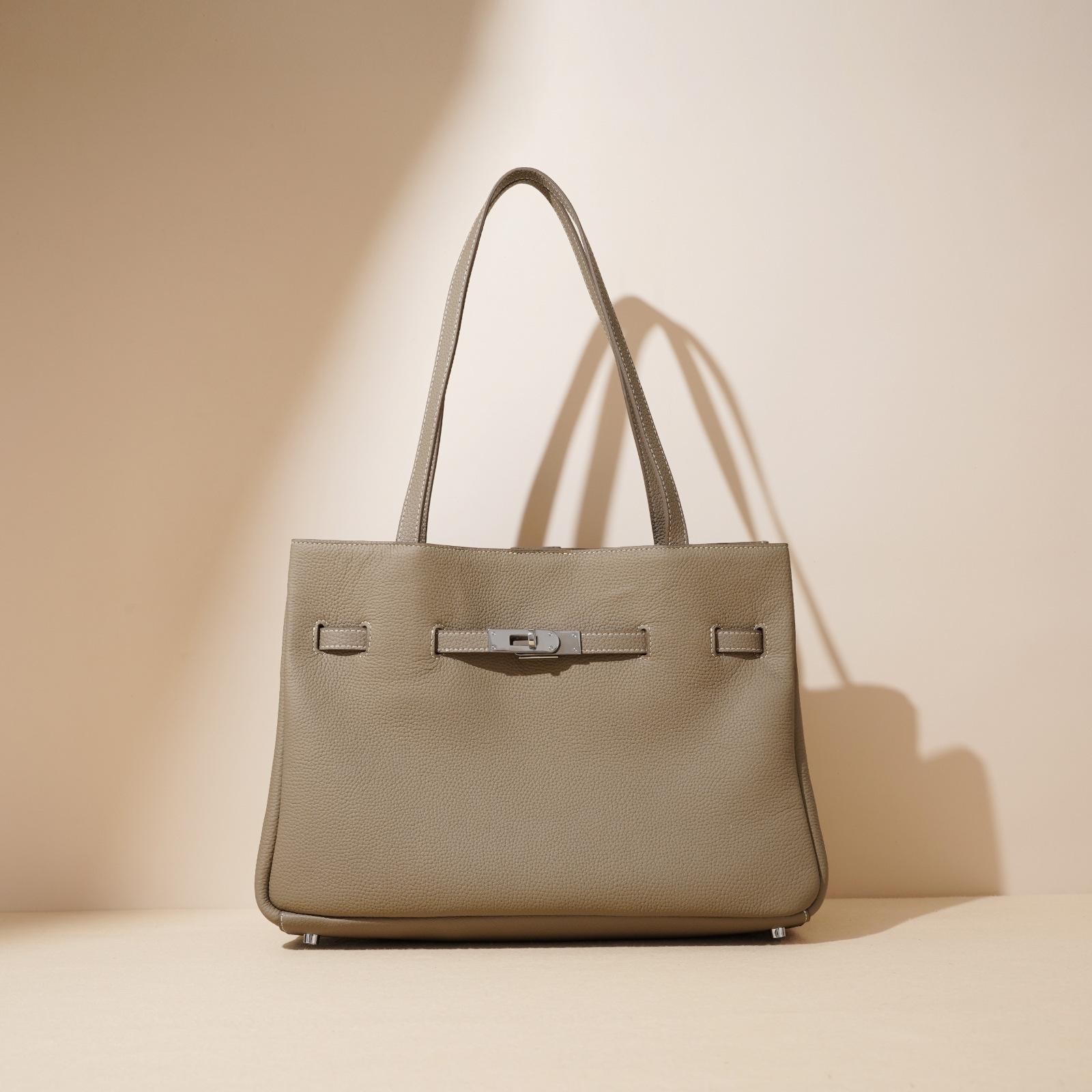 2025 simple new high-end first-layer cowhide messenger bag tote bag mother bag large-capacity shoulder bag women s bag золотий коричневий колір
2025 simple new high-end first-layer cowhide messenger bag tote bag mother bag large-capacity shoulder bag women s bag золотий коричневий колір