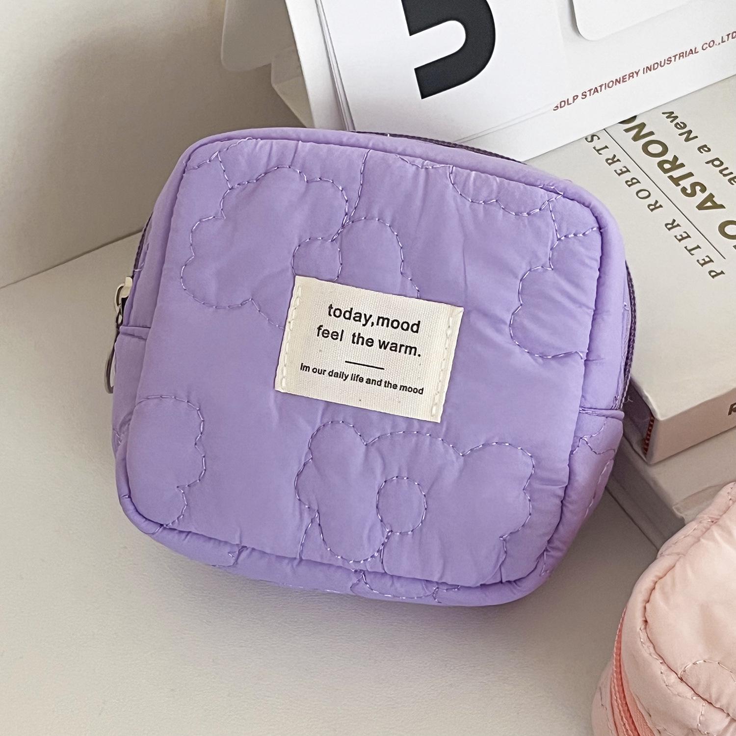 Floral Quilted Travel Bag: Earphone, Coin, & Menstrual Pad Storage
Floral Quilted Travel Bag: Earphone, Coin, & Menstrual Pad Storage