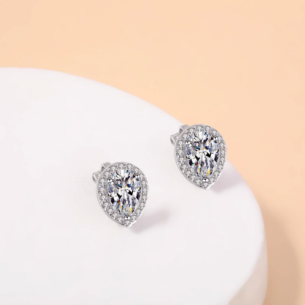 High-End Water Drop-Shaped Zircon Stud Earrings, Commuting Fashion And Cold Wind Stud Earrings.
High-End Water Drop-Shaped Zircon Stud Earrings, Commuting Fashion And Cold Wind Stud Earrings.