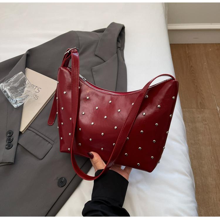 Модная женская сумка-багет из кожи с масляной восковой пропиткой, с заклепками, новая коллекция 2025 года, высококлассная универсальная сумка-пельмень, ретро сумка-мессенджер, тренд бордовый
Модная женская сумка-багет из кожи с масляной восковой пропиткой, с заклепками, новая коллекция 2025 года, высококлассная универсальная сумка-пельмень, ретро сумка-мессенджер, тренд бордовый