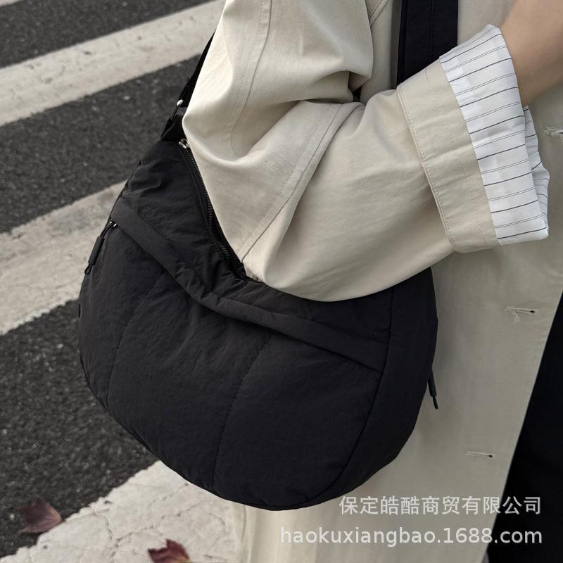 2025 Новая Универсальная Сумка Через Плечо Осень и Зима Пуховик Сумка Большая Вместимость Модная Корейская Нишевая Сумка Кроссбоди Сумка-Пельмень чёрный
2025 Новая Универсальная Сумка Через Плечо Осень и Зима Пуховик Сумка Большая Вместимость Модная Корейская Нишевая Сумка Кроссбоди Сумка-Пельмень чёрный