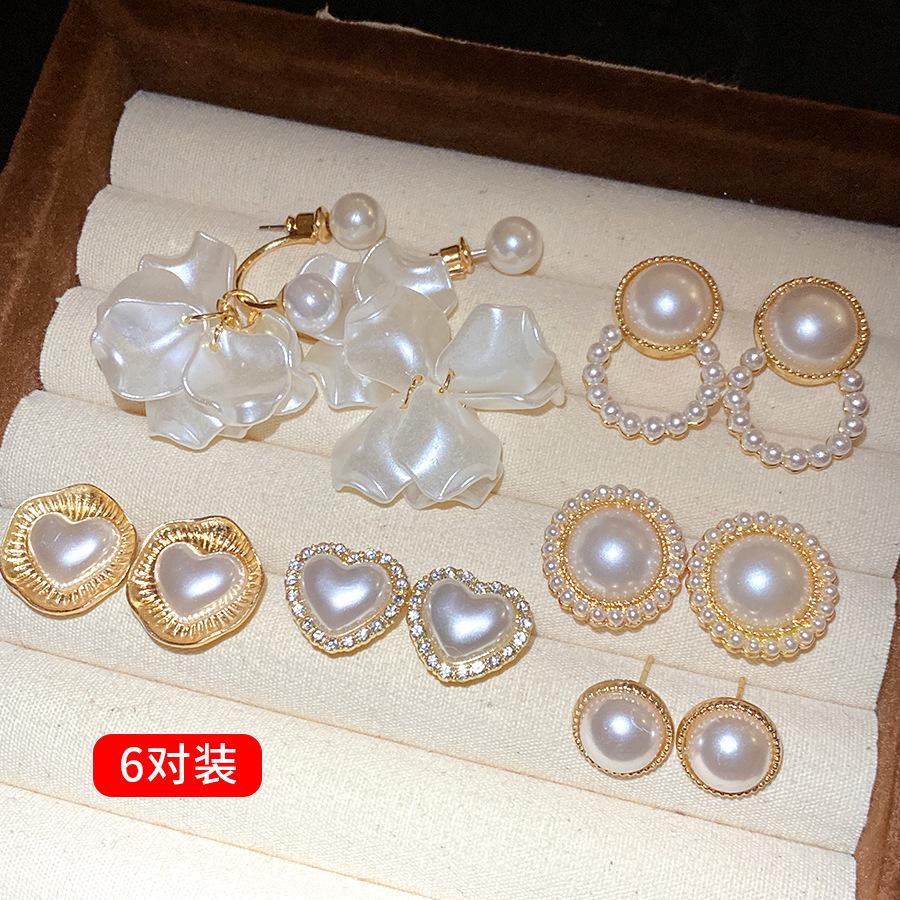 Silver needle with diamonds, pearl round love stud earrings, fashionable and exquisite earrings, light luxury, high-end earrings, design sense, niche
Silver needle with diamonds, pearl round love stud earrings, fashionable and exquisite earrings, light luxury, high-end earrings, design sense, niche