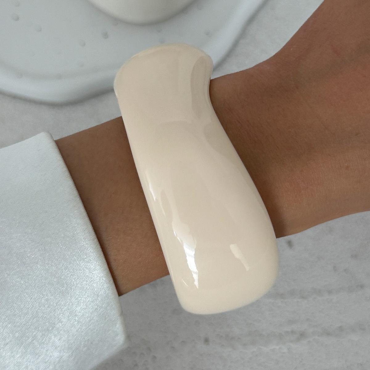 Ingemark 3 Styles Y2K Boho Irregular Chunky Resin Wide Bangle for Women Fashion Statement Retro Spring Metal Bracelets Jewelry
Ingemark 3 Styles Y2K Boho Irregular Chunky Resin Wide Bangle for Women Fashion Statement Retro Spring Metal Bracelets Jewelry