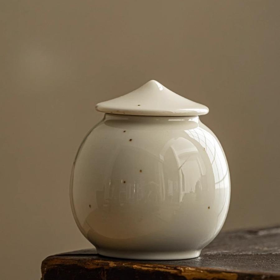 Beige Ceramic Tea Caddy Vintage Mini Portable Storage Jar Household Sealed Moisture Proof Jar Storage Container Crafts Art Decor
Beige Ceramic Tea Caddy Vintage Mini Portable Storage Jar Household Sealed Moisture Proof Jar Storage Container Crafts Art Decor