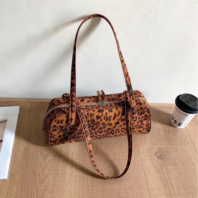 Retro baguette bag women s niche design underarm suede bag autumn and winter new leopard print portable shoulder bag
Retro baguette bag women s niche design underarm suede bag autumn and winter new leopard print portable shoulder bag