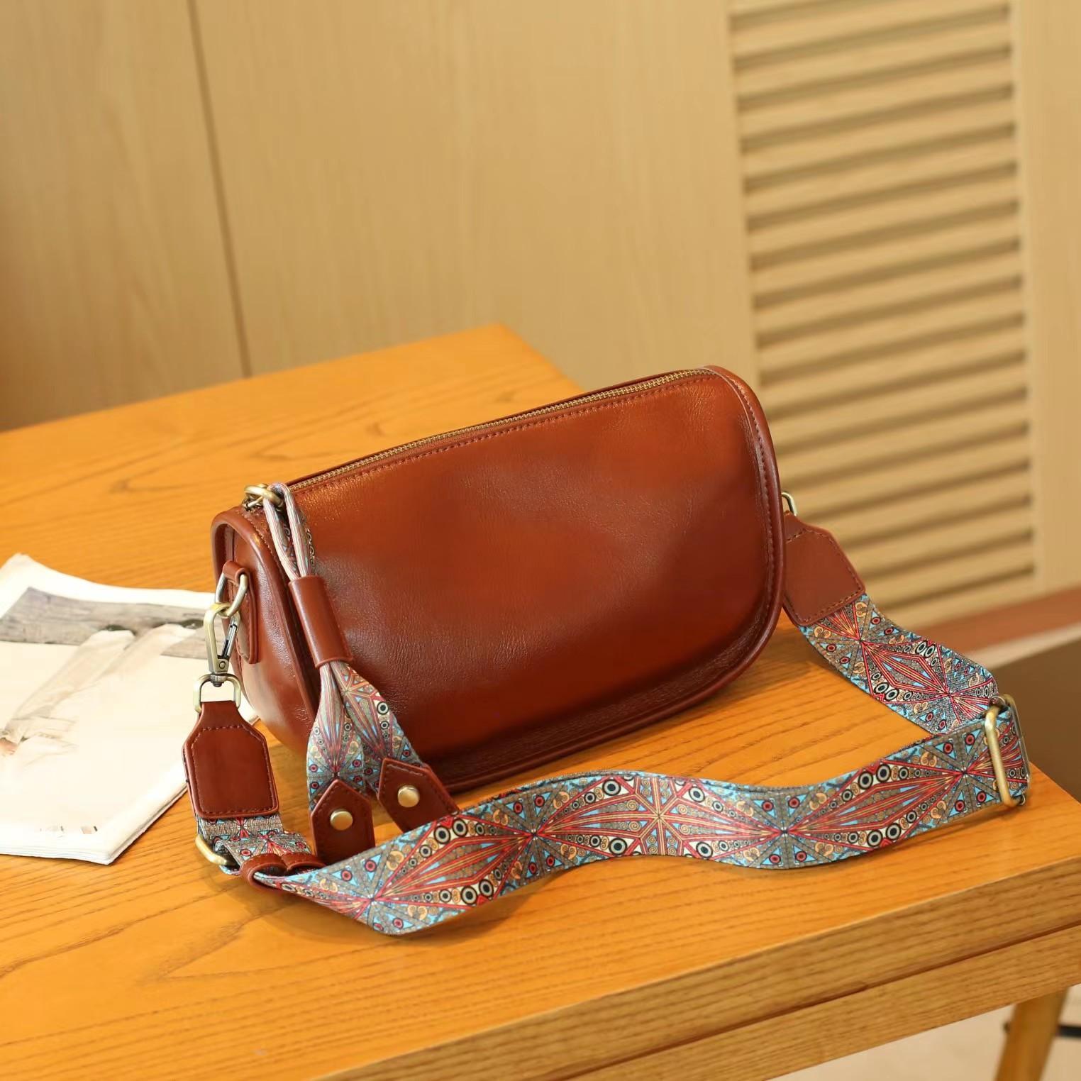 Сумка подмышку с широким плечевым ремнем 2025 Новая трендовая нишевая мода Высококлассная Натуральная кожа Одноплечная Кроссбоди Женская сумка 21*17*11 темно-коричневого
Сумка подмышку с широким плечевым ремнем 2025 Новая трендовая нишевая мода Высококлассная Натуральная кожа Одноплечная Кроссбоди Женская сумка 21*17*11 темно-коричневого