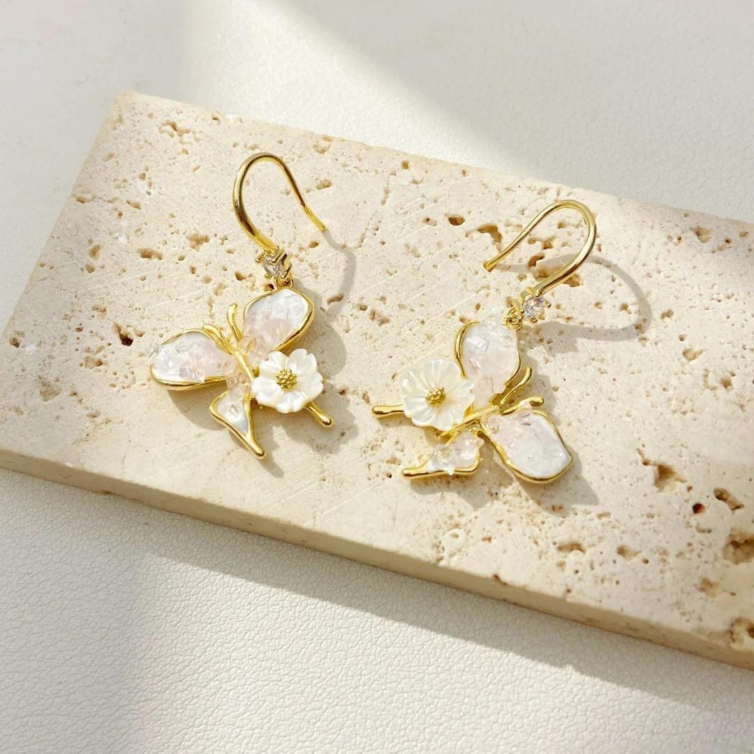 Elegant Luxury White Color Fritillaria Butterfly Stud Earrings For Women Fashion Shell Style Earrings Wedding Party Zircon Gift
Elegant Luxury White Color Fritillaria Butterfly Stud Earrings For Women Fashion Shell Style Earrings Wedding Party Zircon Gift