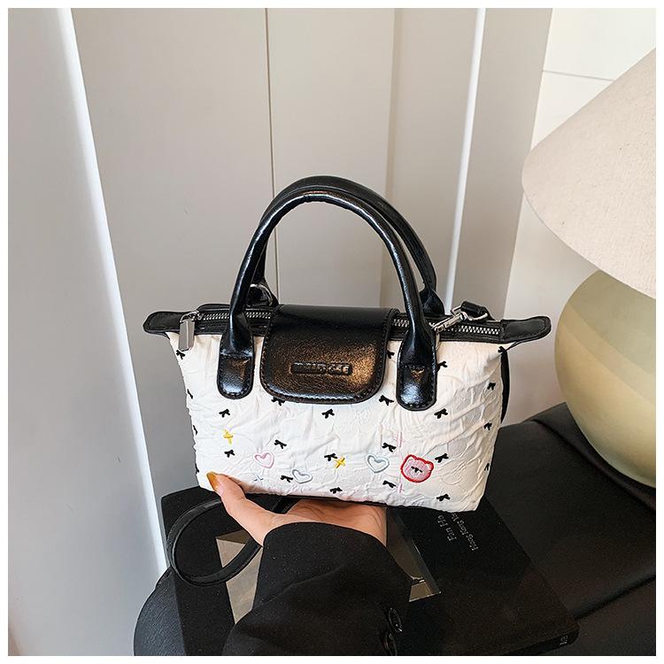 Высококлассная нишевая сумка женская летняя новая модная сумка-мессенджер портативная маленькая сумка
Высококлассная нишевая сумка женская летняя новая модная сумка-мессенджер портативная маленькая сумка