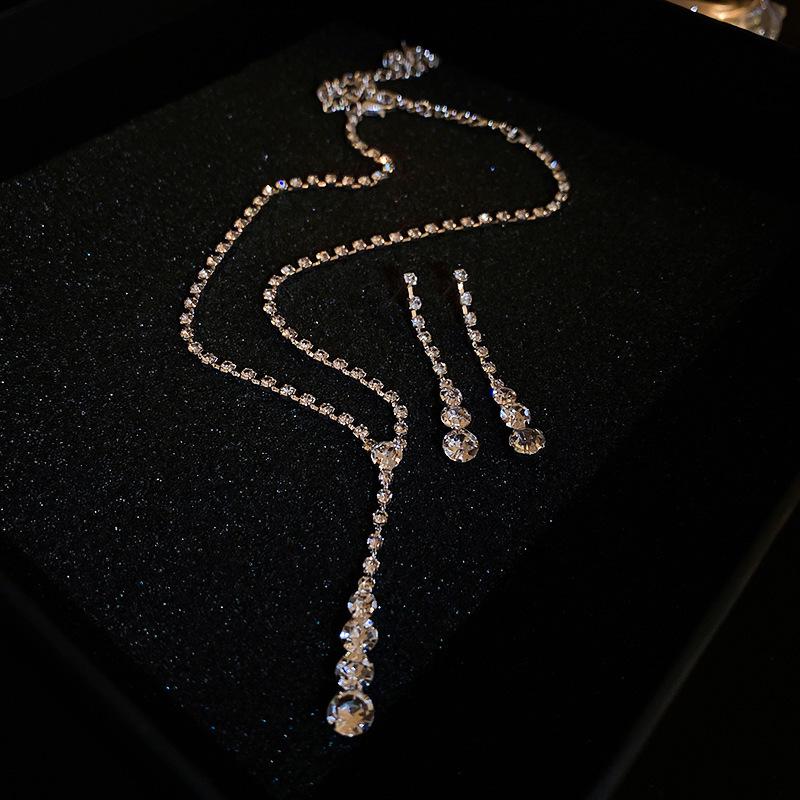Rhinestone Geometric Tassel Necklace - Elegant Minimalist Clavicle Chain Jewelry for Women
Rhinestone Geometric Tassel Necklace - Elegant Minimalist Clavicle Chain Jewelry for Women
