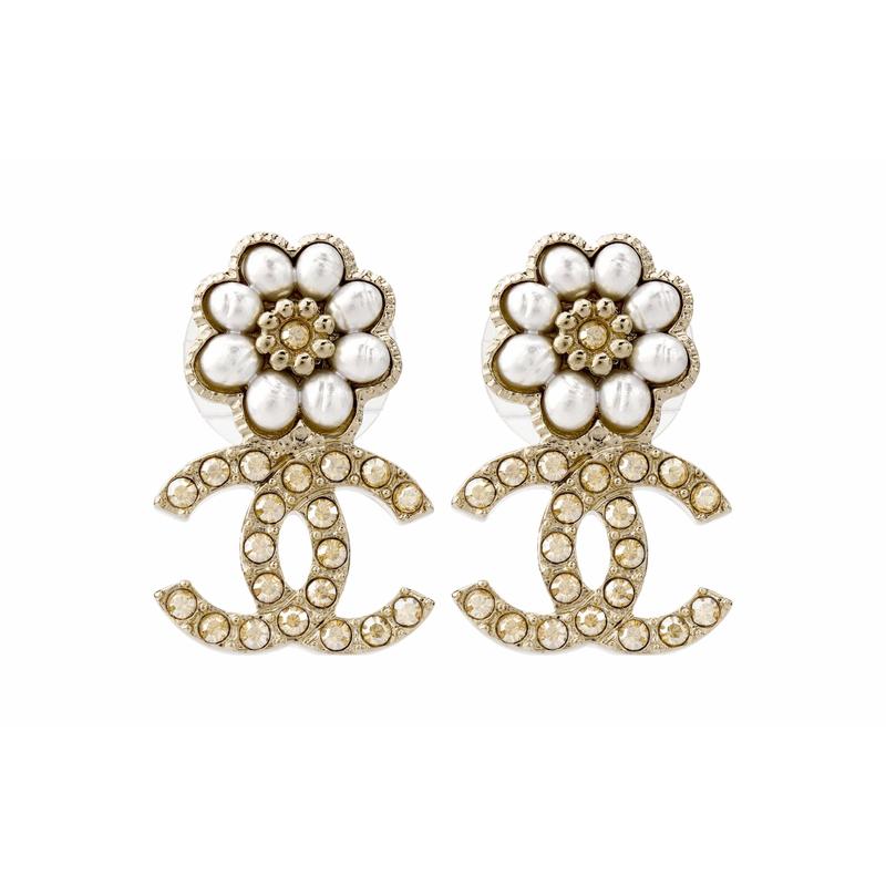 CHANEL Double C Classic Double C Flower Pearl - Stud Earrings for Women золотий
CHANEL Double C Classic Double C Flower Pearl - Stud Earrings for Women золотий