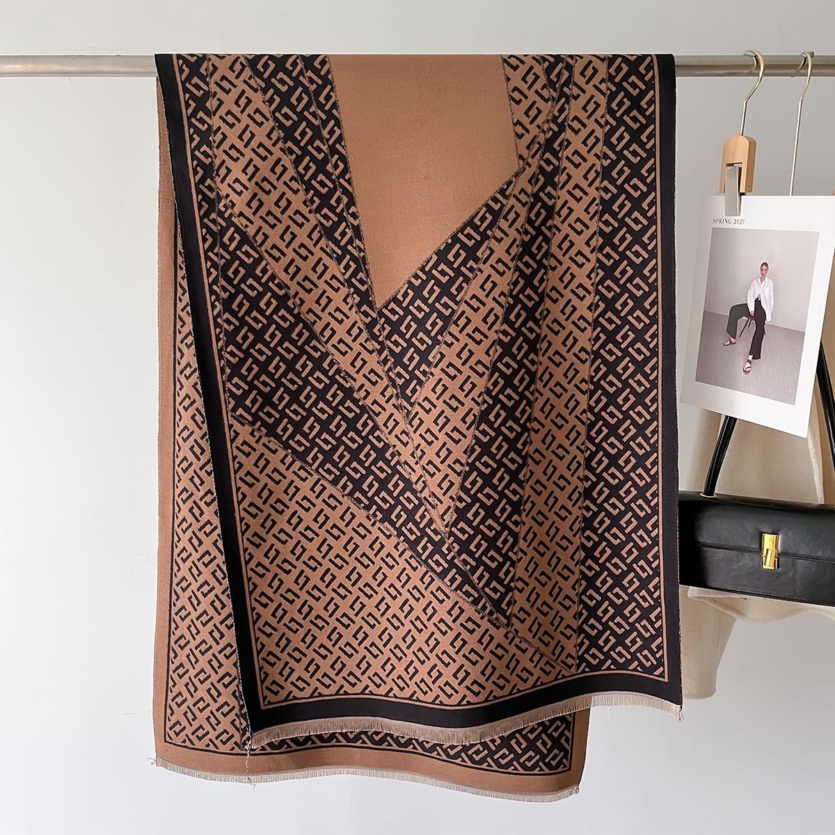 Новый геометрический темпераментный шарф женский зимний высококачественный двусторонний искусственный кашемировый шарф двойного назначения шаль для женщин 66*186cm
Новый геометрический темпераментный шарф женский зимний высококачественный двусторонний искусственный кашемировый шарф двойного назначения шаль для женщин 66*186cm