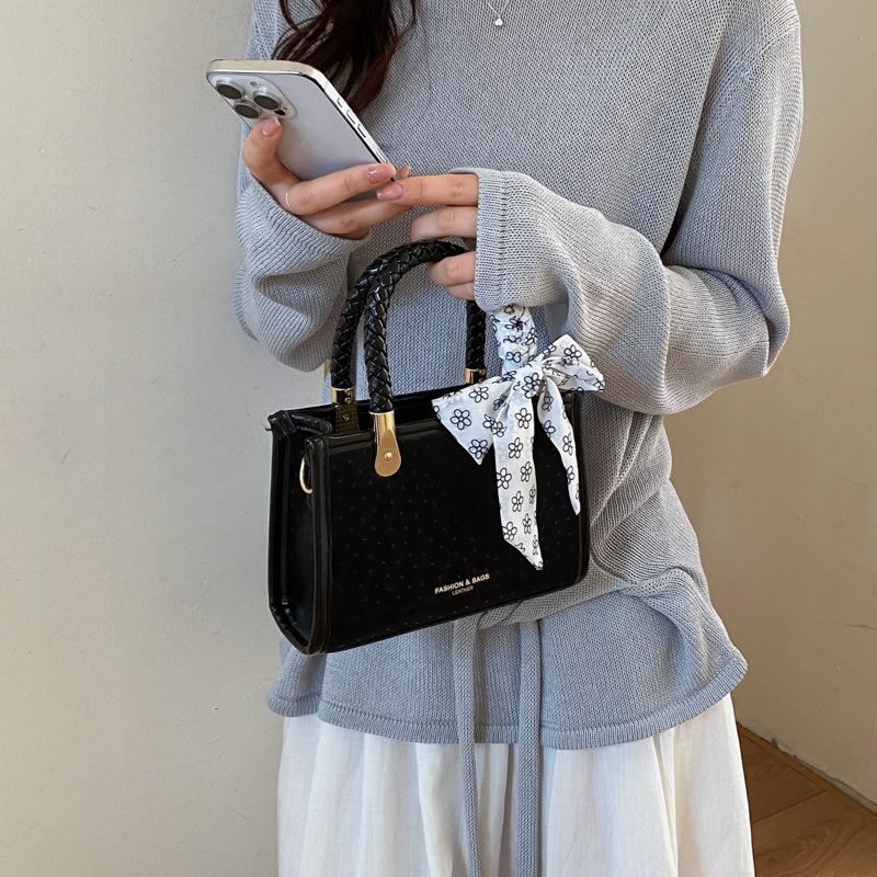Foreign trade simple hand carry small square bag women s new Korean version niche messenger bag fashion commuting shopping shoulder bag чорний
Foreign trade simple hand carry small square bag women s new Korean version niche messenger bag fashion commuting shopping shoulder bag чорний