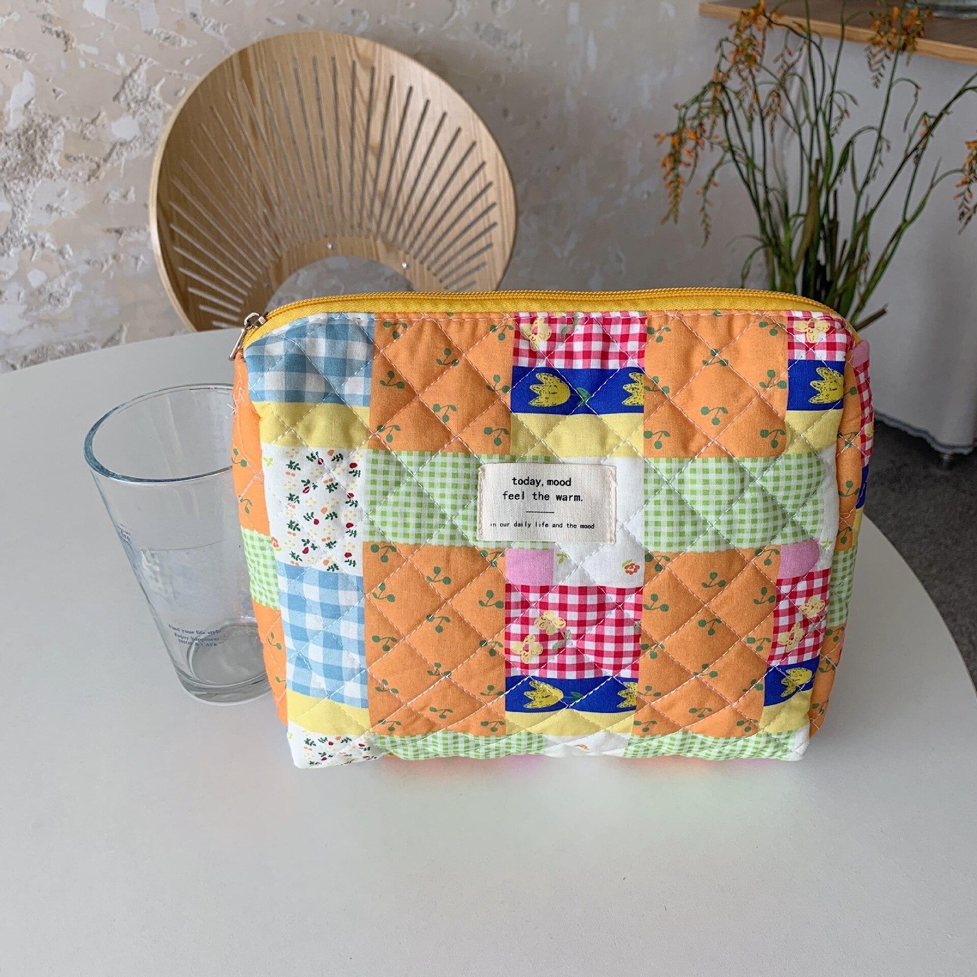 Мягкая хлопковая косметичка-клатчи с цветами, медведем, тюльпанами, органайзер для туалетных принадлежностей, милый большой ручной клатч, косметичка
Мягкая хлопковая косметичка-клатчи с цветами, медведем, тюльпанами, органайзер для туалетных принадлежностей, милый большой ручной клатч, косметичка