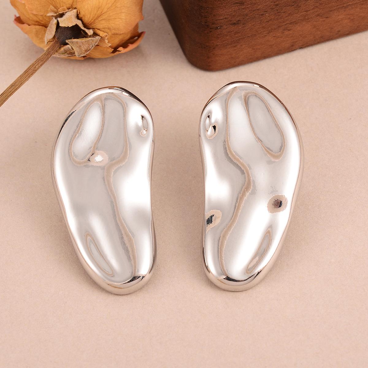 Cold wind, twisted ripples, asymmetrical earrings, high-end sense, niche design sense, individuality, simple fashion, retro earrings
Cold wind, twisted ripples, asymmetrical earrings, high-end sense, niche design sense, individuality, simple fashion, retro earrings