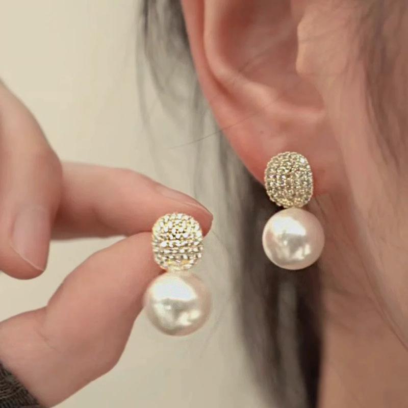 Light luxury full zirconium oval pearl ear clips without ear piercings women s niche temperament simple fashion versatile earrings earrings
Light luxury full zirconium oval pearl ear clips without ear piercings women s niche temperament simple fashion versatile earrings earrings