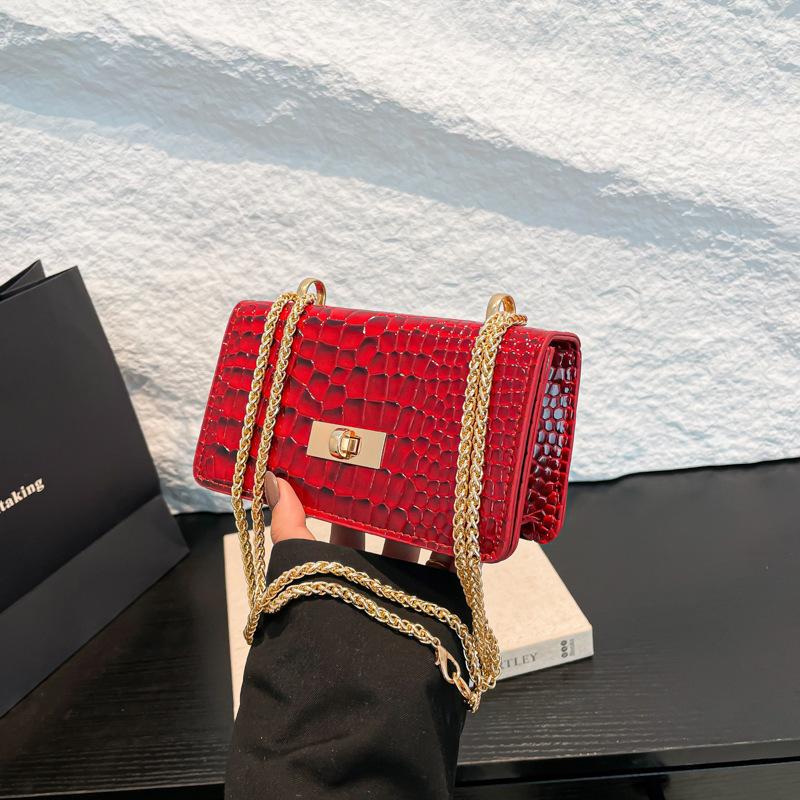 Новая модная ретро лаковая глянцевая маленькая квадратная сумка европейская и американская ретро сумка-коробка универсальная цепочка женская сумка-мессенджер красный
Новая модная ретро лаковая глянцевая маленькая квадратная сумка европейская и американская ретро сумка-коробка универсальная цепочка женская сумка-мессенджер красный