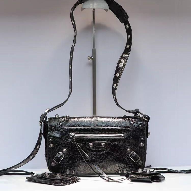 2025 Cross-border new rivet flip locomotive bag small square bag mail carrier bag cowhide unisex single shoulder oblique span bag
2025 Cross-border new rivet flip locomotive bag small square bag mail carrier bag cowhide unisex single shoulder oblique span bag
