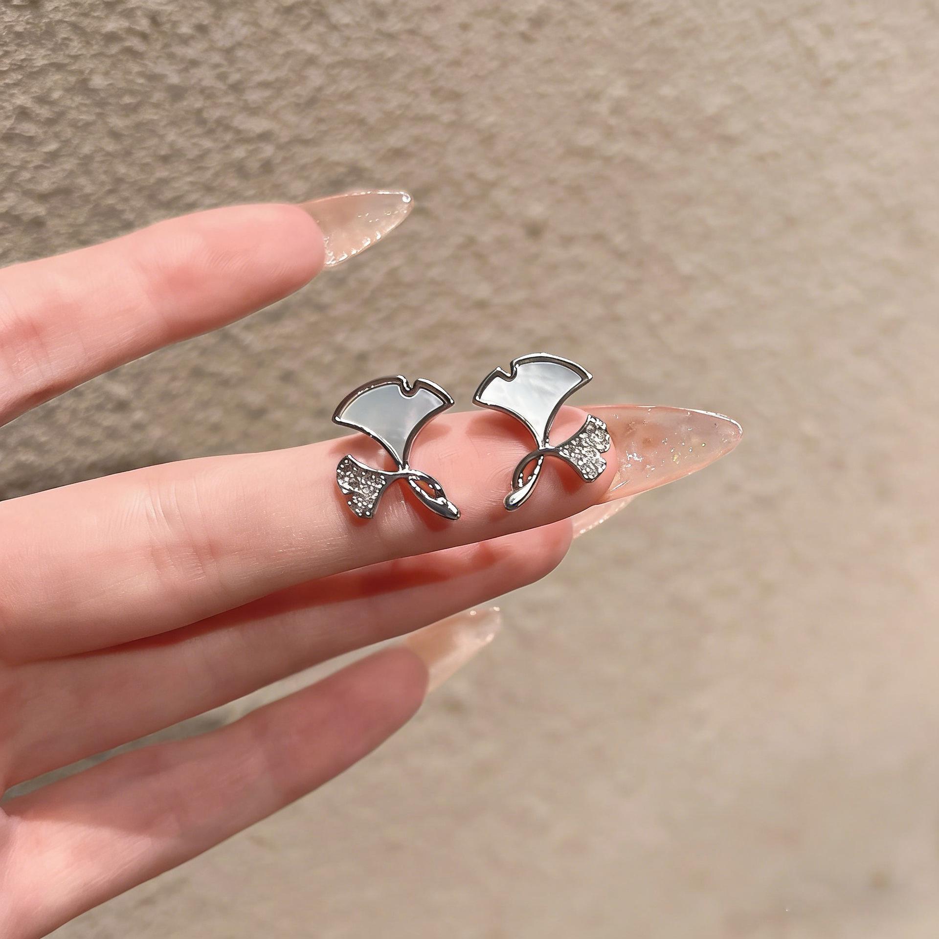 Ginkgo Leaf Micro-Inlaid Stud Earrings: Stylish Korean Jewelry for Women. платиновий
Ginkgo Leaf Micro-Inlaid Stud Earrings: Stylish Korean Jewelry for Women. платиновий