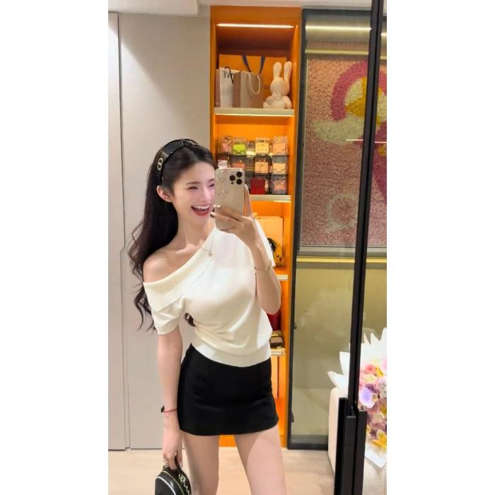 Women s Red Striped One-Shoulder Top, 2025 Summer Design, Waist-Cinched, Slimming, Off-Shoulder, Versatile Style One Size
Women s Red Striped One-Shoulder Top, 2025 Summer Design, Waist-Cinched, Slimming, Off-Shoulder, Versatile Style One Size
