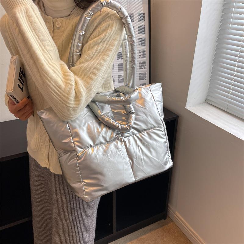2025 winter new tote bag cotton clothes down big bag fashion filled cotton shoulder women s bag versatile handbag серебряный
2025 winter new tote bag cotton clothes down big bag fashion filled cotton shoulder women s bag versatile handbag серебряный