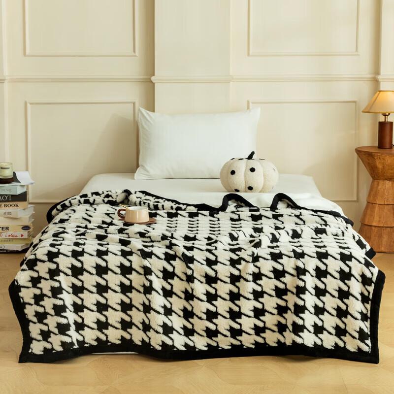 Muji Minimalist Carved Velvet Blanket
Muji Minimalist Carved Velvet Blanket