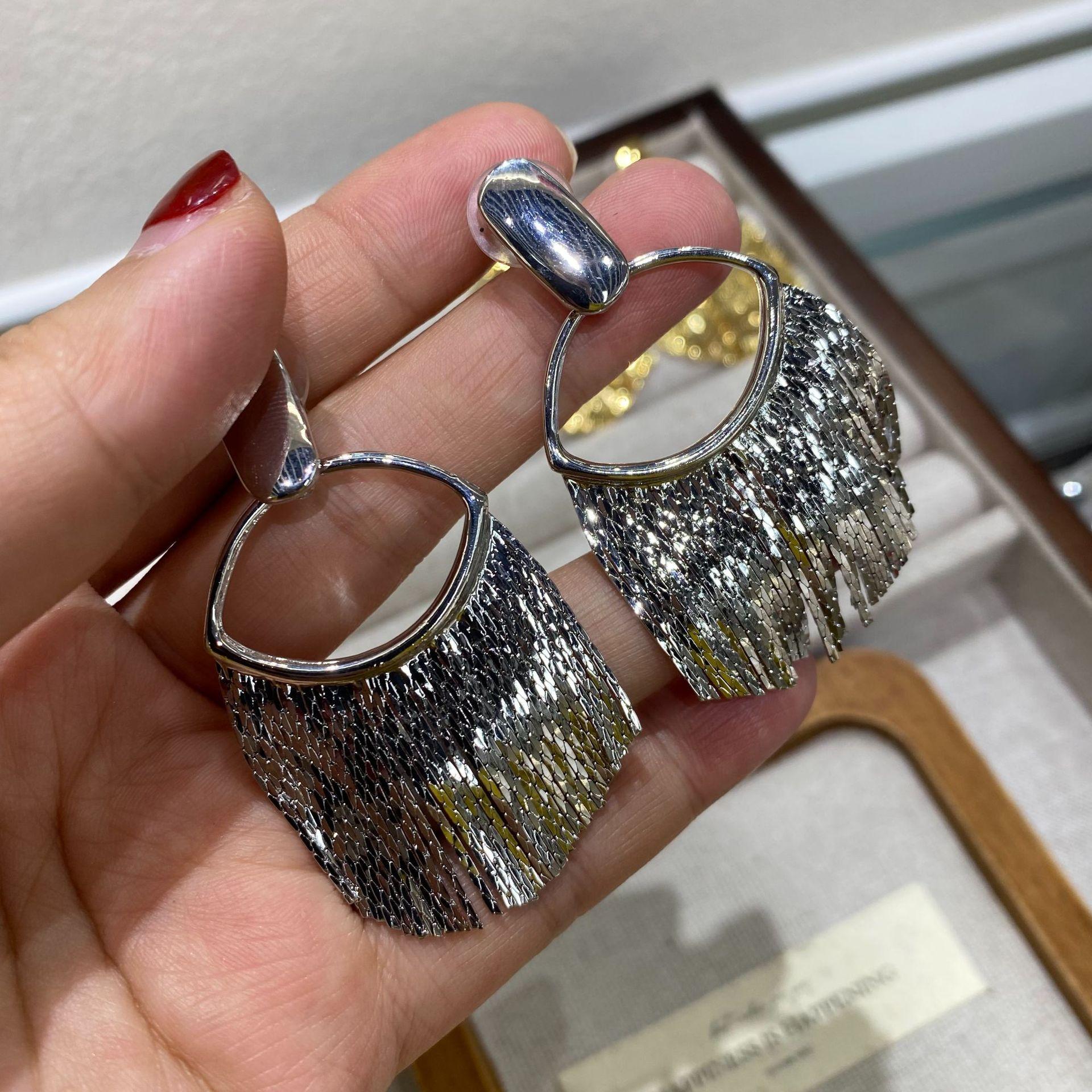 French 18K Fringed Earrings Design Fan-Shaped Exquisite High-End Retro Personalized Ear Jewelry Long Style
French 18K Fringed Earrings Design Fan-Shaped Exquisite High-End Retro Personalized Ear Jewelry Long Style