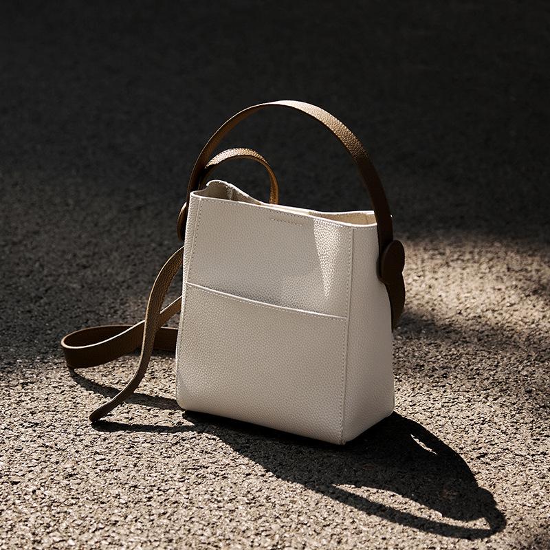Mrs. Qiao Bag 2025 New High-End Handbag Bucket Bag Women s Crossbody Bag Genuine Leather Women s Shoulder Bag Small version long17CM*Wi
Mrs. Qiao Bag 2025 New High-End Handbag Bucket Bag Women s Crossbody Bag Genuine Leather Women s Shoulder Bag Small version long17CM*Wi