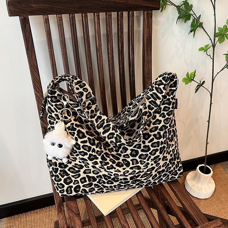 Niche leopard print canvas tote bag women s bag casual large capacity fashion handbag shoulder messenger bag леопард друку кольору
Niche leopard print canvas tote bag women s bag casual large capacity fashion handbag shoulder messenger bag леопард друку кольору
