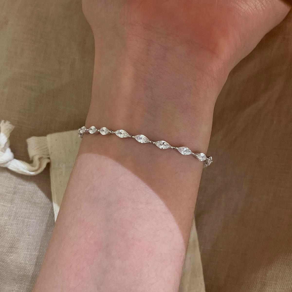 New in high-end silver horse eye diamond fine bracelets for women silver 925 simple and exquisite bracelet party jewelry gift 16cm серебряный
New in high-end silver horse eye diamond fine bracelets for women silver 925 simple and exquisite bracelet party jewelry gift 16cm серебряный