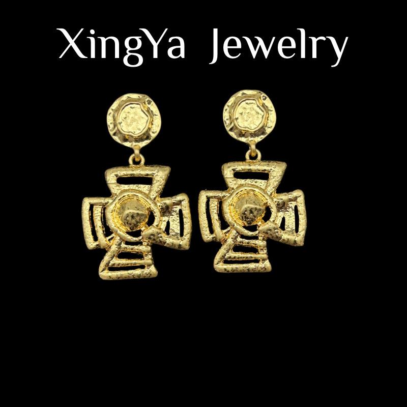 Vintage Electroplated Genuine Gold Hollow Cross Plain Earrings With A Versatile Temperament Suitable Daily Use
Vintage Electroplated Genuine Gold Hollow Cross Plain Earrings With A Versatile Temperament Suitable Daily Use