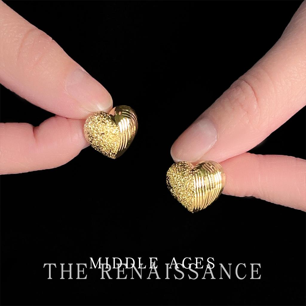 Medieval handmade hammer nails, sand pattern double-spell love studs, literary earrings, high-end earrings.
Medieval handmade hammer nails, sand pattern double-spell love studs, literary earrings, high-end earrings.