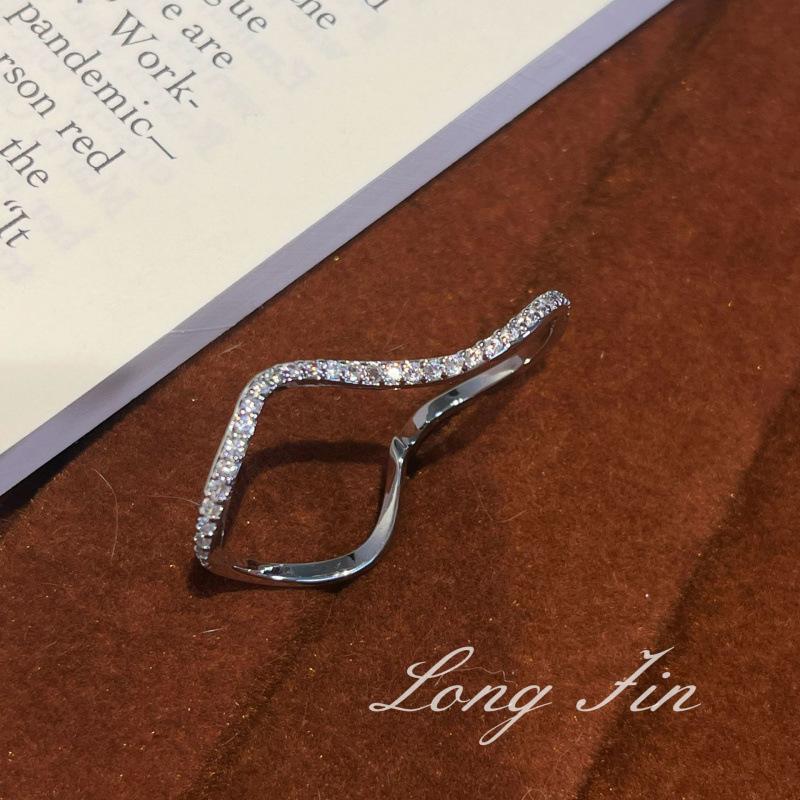 Wavy Pattern Diamond Bracelet Ring Modified Hand Shape Diamond Hand Ornament High-End Light Luxury Temperament Set
Wavy Pattern Diamond Bracelet Ring Modified Hand Shape Diamond Hand Ornament High-End Light Luxury Temperament Set